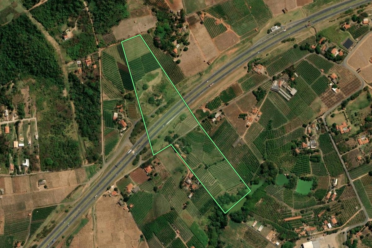 Imagem de satélite do imóvel rural em Campinas (SP), com o contorno declarado no CAR desenhado por cima.