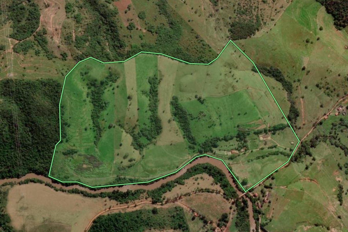 Imagem de satélite do imóvel rural em Campinas (SP), com o contorno declarado no CAR desenhado por cima.