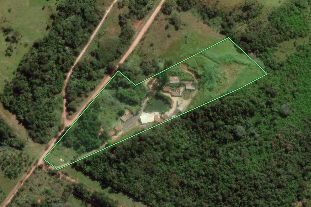 Imagem de satélite do imóvel rural em Campinas (SP), com o contorno declarado no CAR desenhado por cima.