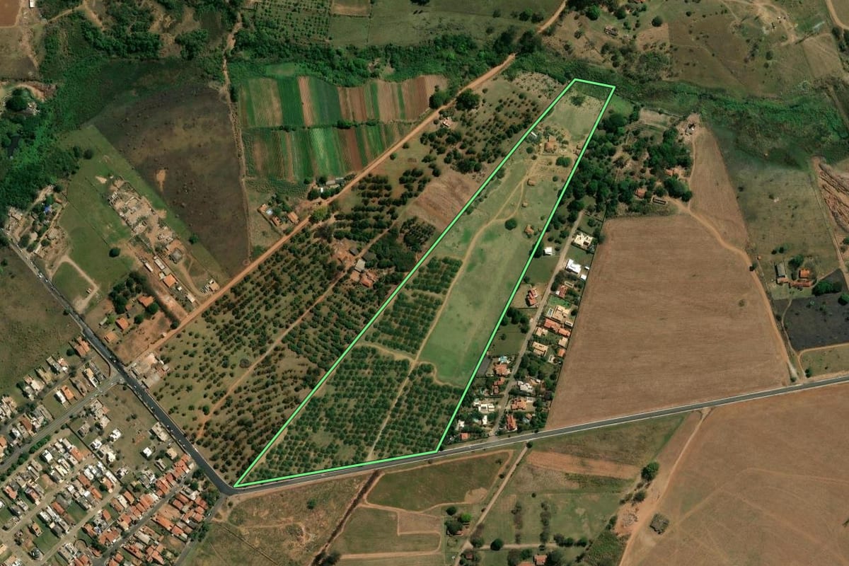 Imagem de satélite do imóvel rural em Campinas (SP), com o contorno declarado no CAR desenhado por cima.