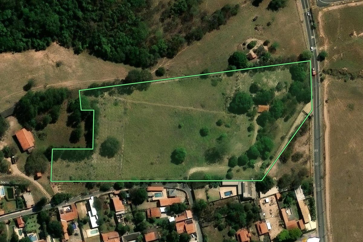 Imagem de satélite do imóvel rural em Campinas (SP), com o contorno declarado no CAR desenhado por cima.