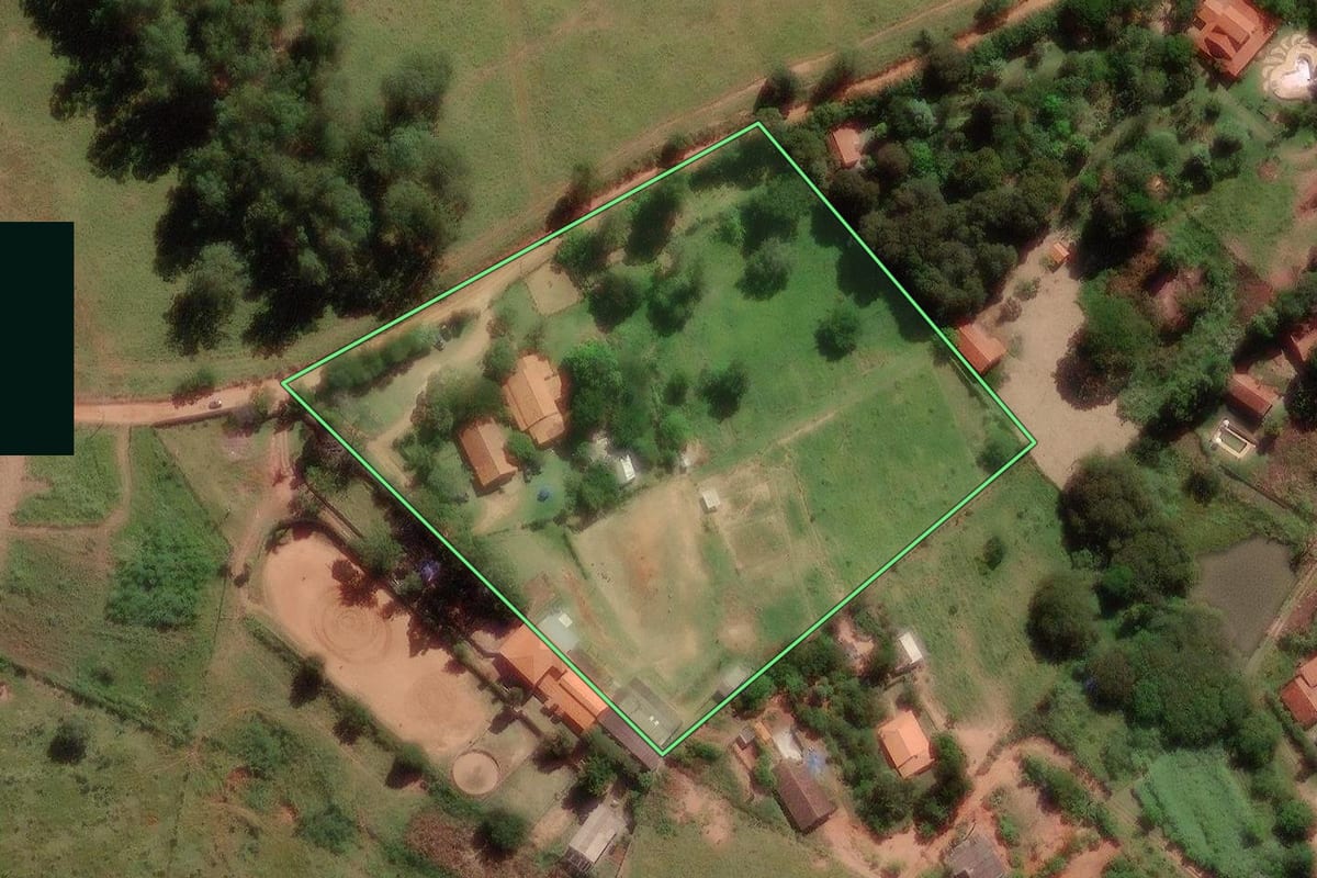 Imagem de satélite do imóvel rural em Campinas (SP), com o contorno declarado no CAR desenhado por cima.