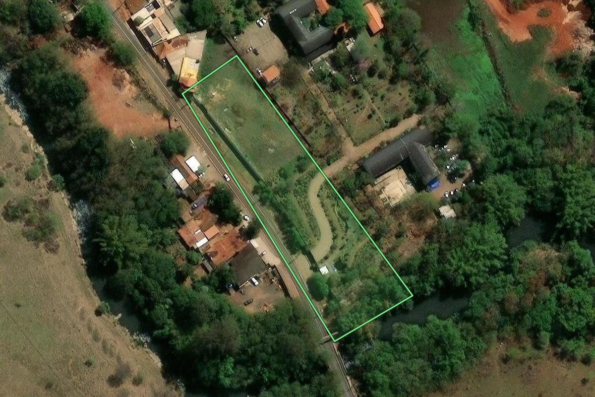 Imagem de satélite do imóvel rural em Campinas (SP), com o contorno declarado no CAR desenhado por cima.