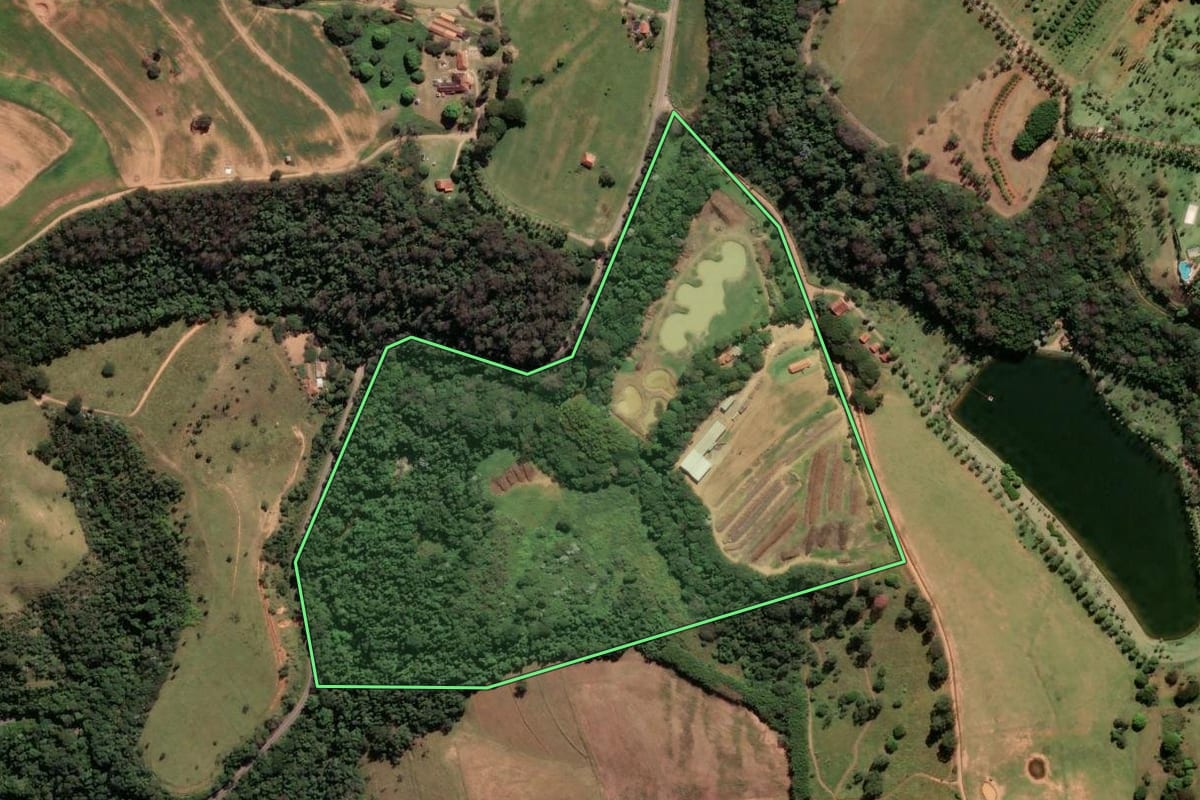 Imagem de satélite do imóvel rural em Campinas (SP), com o contorno declarado no CAR desenhado por cima.