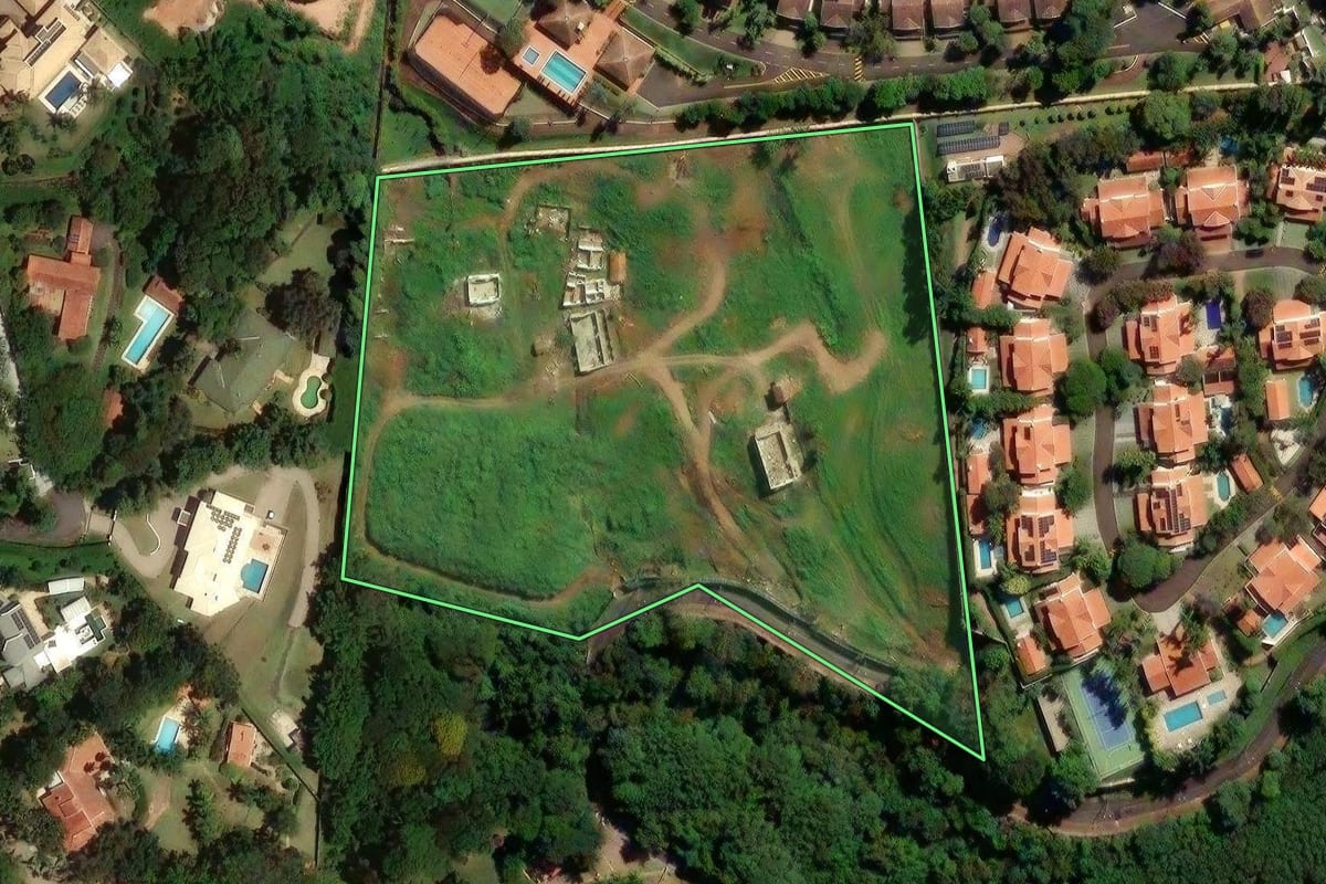 Imagem de satélite do imóvel rural em Campinas (SP), com o contorno declarado no CAR desenhado por cima.