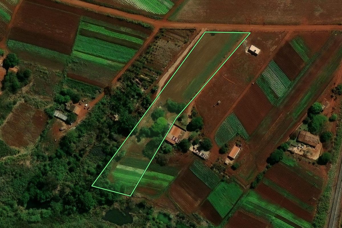 Imagem de satélite do imóvel rural em Campinas (SP), com o contorno declarado no CAR desenhado por cima.