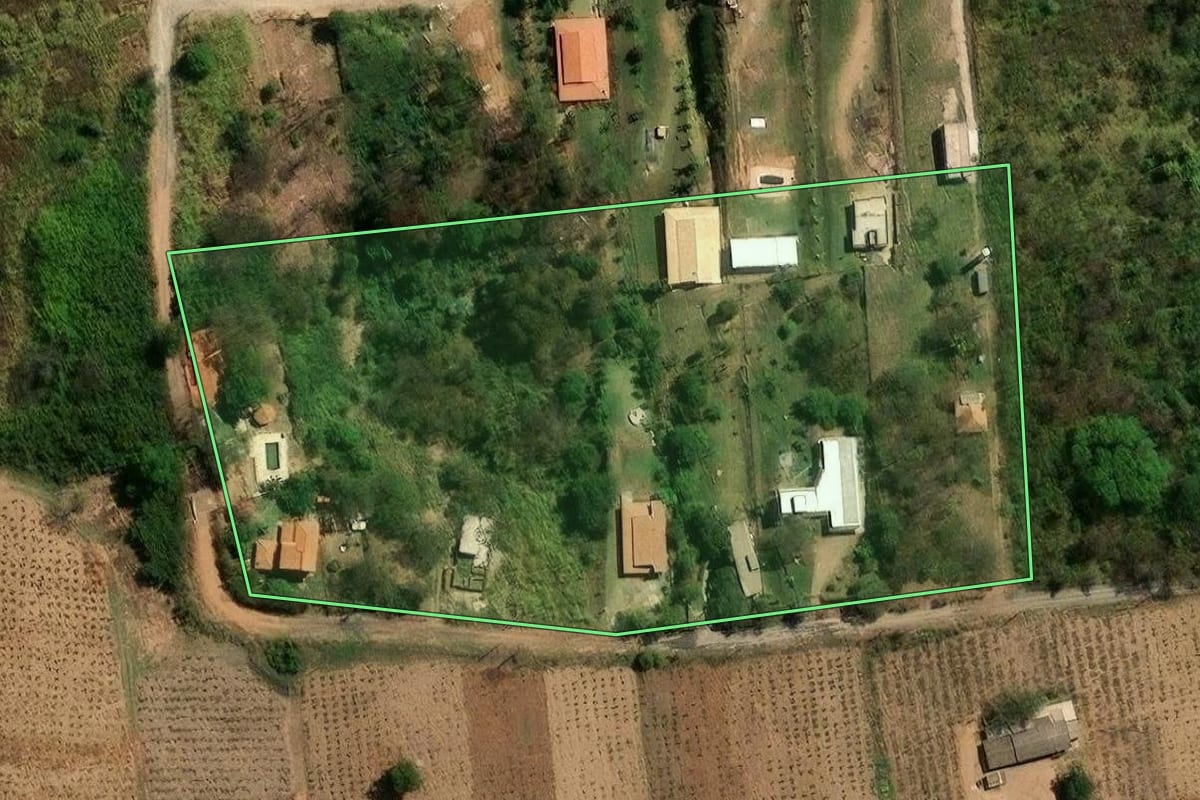 Imagem de satélite do imóvel rural em Campinas (SP), com o contorno declarado no CAR desenhado por cima.
