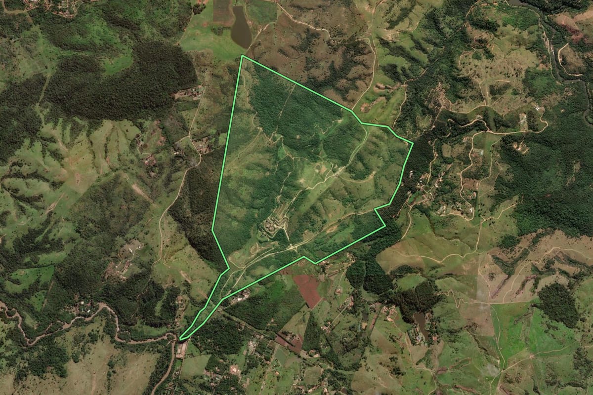 Imagem de satélite do imóvel rural em Campinas (SP), com o contorno declarado no CAR desenhado por cima.