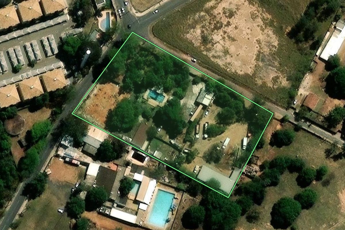 Imagem de satélite do imóvel rural em Campinas (SP), com o contorno declarado no CAR desenhado por cima.
