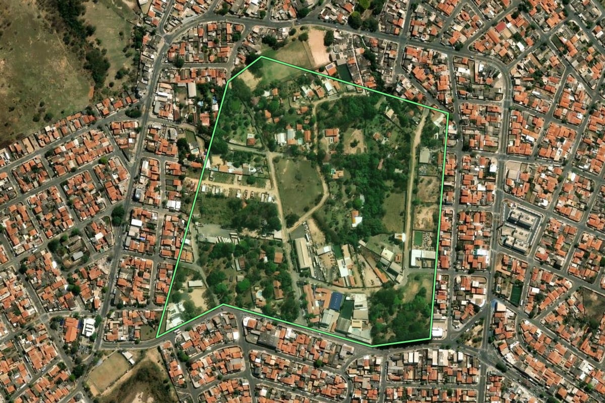 Imagem de satélite do imóvel rural em Campinas (SP), com o contorno declarado no CAR desenhado por cima.