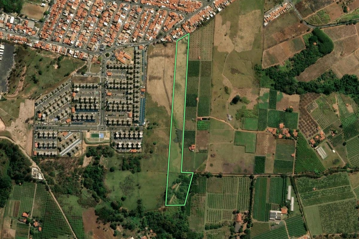 Imagem de satélite do imóvel rural em Campinas (SP), com o contorno declarado no CAR desenhado por cima.