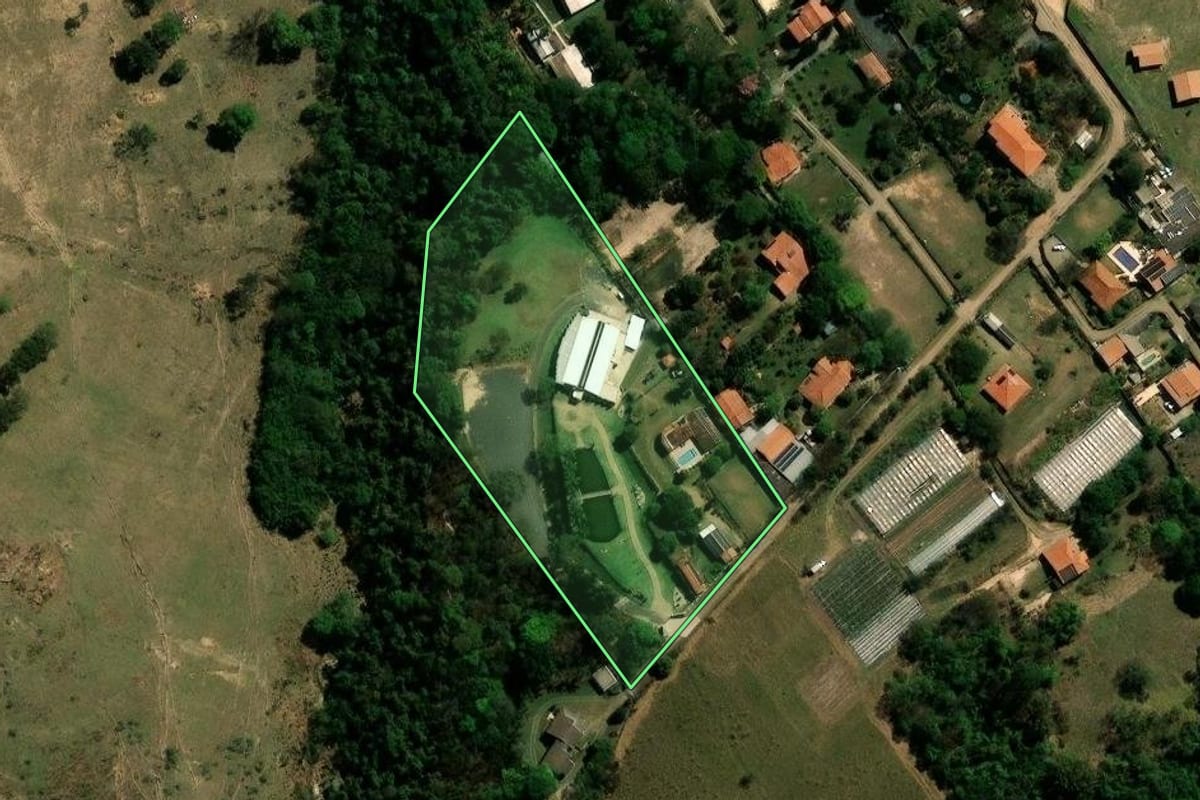 Imagem de satélite do imóvel rural em Campinas (SP), com o contorno declarado no CAR desenhado por cima.