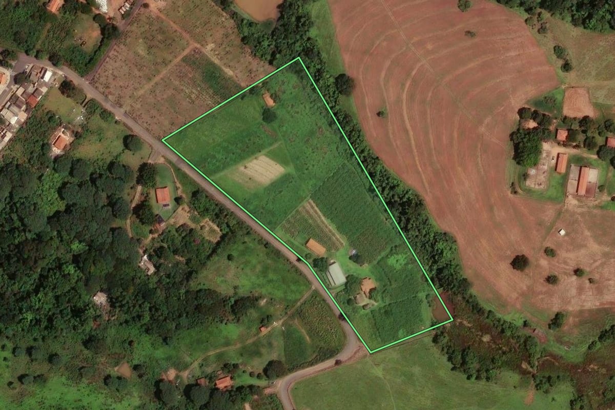 Imagem de satélite do imóvel rural em Campinas (SP), com o contorno declarado no CAR desenhado por cima.