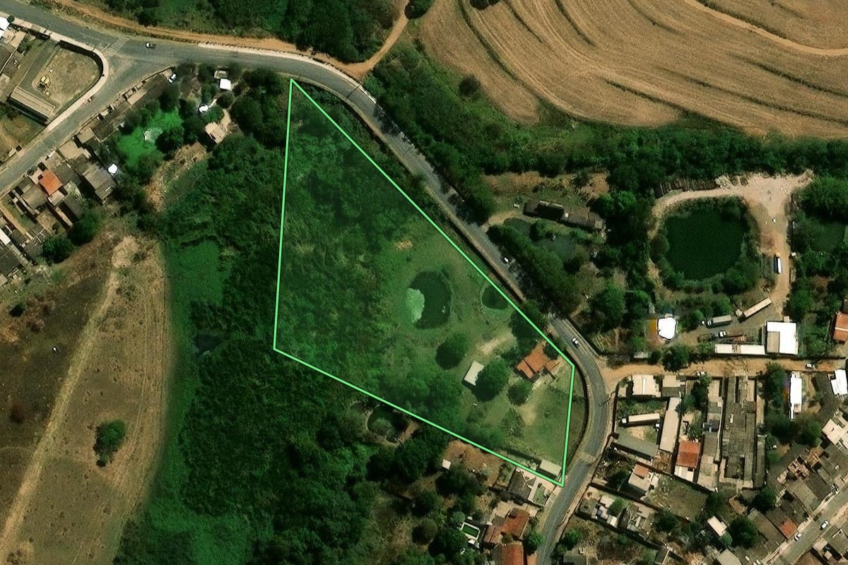 Imagem de satélite do imóvel rural em Campinas (SP), com o contorno declarado no CAR desenhado por cima.