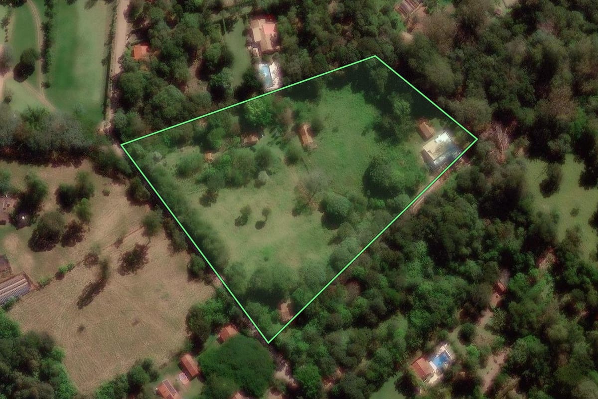 Imagem de satélite do imóvel rural em Campinas (SP), com o contorno declarado no CAR desenhado por cima.