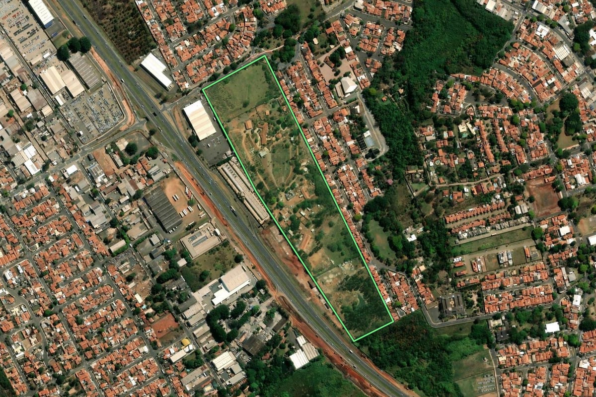 Imagem de satélite do imóvel rural em Campinas (SP), com o contorno declarado no CAR desenhado por cima.