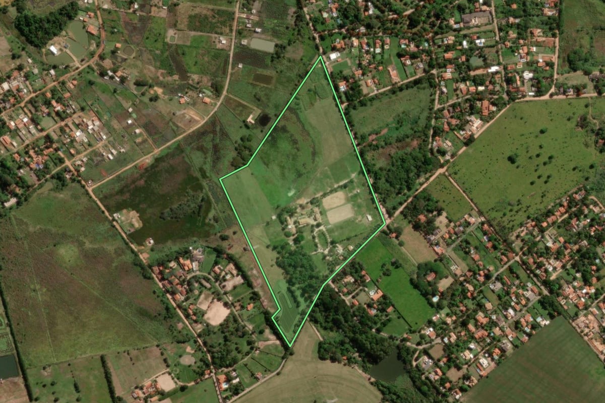 Imagem de satélite do imóvel rural em Campinas (SP), com o contorno declarado no CAR desenhado por cima.