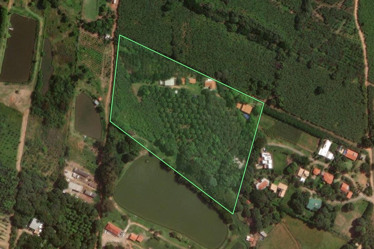 Imagem de satélite do imóvel rural em Campinas (SP), com o contorno declarado no CAR desenhado por cima.