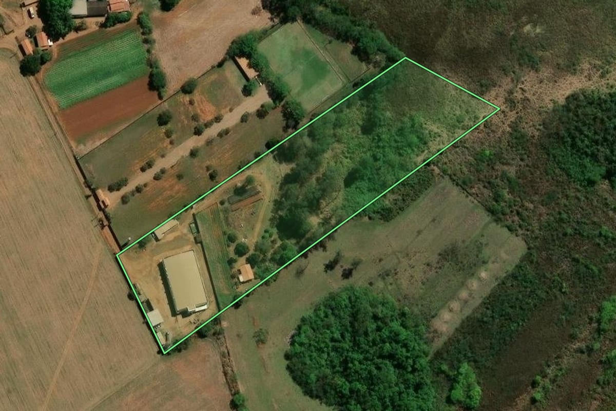 Imagem de satélite do imóvel rural em Campinas (SP), com o contorno declarado no CAR desenhado por cima.
