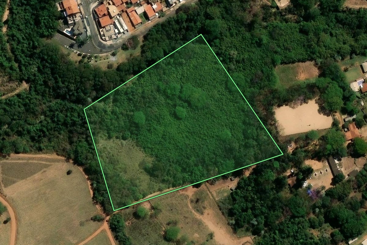 Imagem de satélite do imóvel rural em Campinas (SP), com o contorno declarado no CAR desenhado por cima.