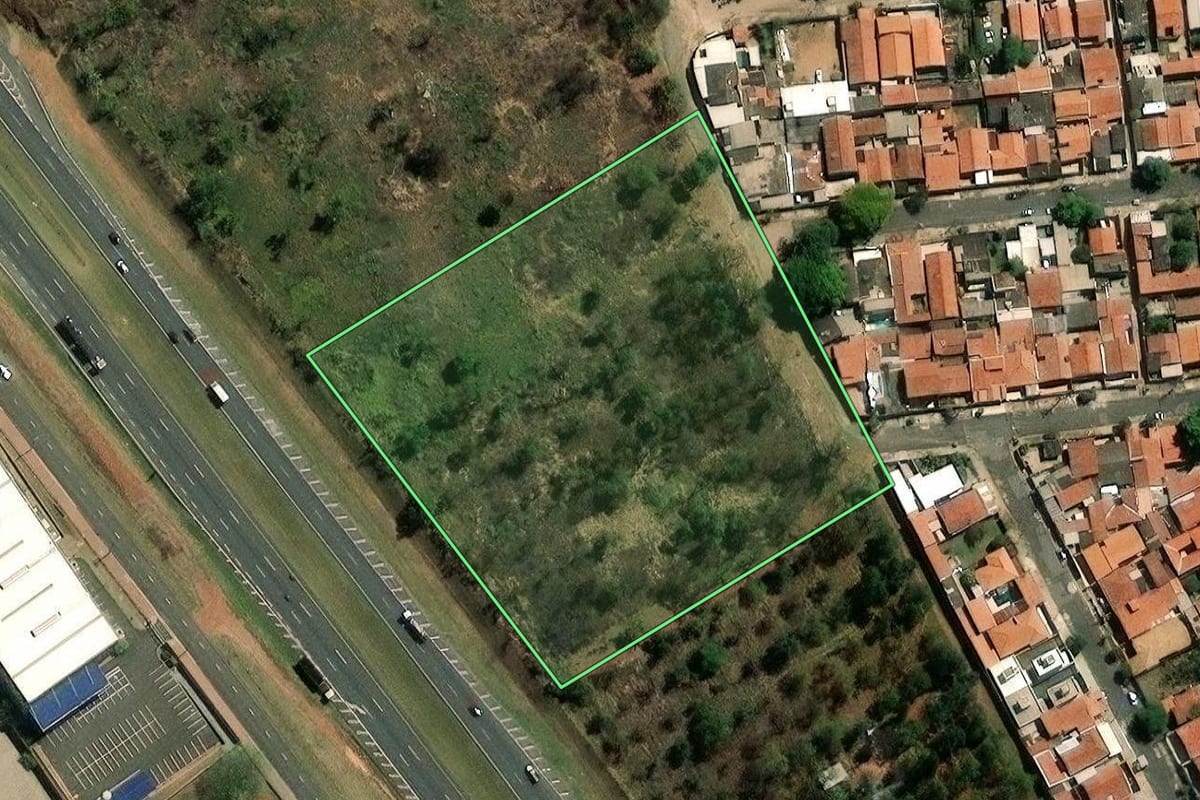 Imagem de satélite do imóvel rural em Campinas (SP), com o contorno declarado no CAR desenhado por cima.