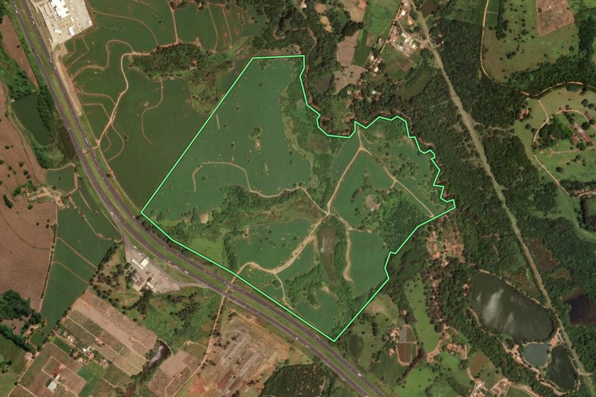 Imagem de satélite do imóvel rural em Campinas (SP), com o contorno declarado no CAR desenhado por cima.