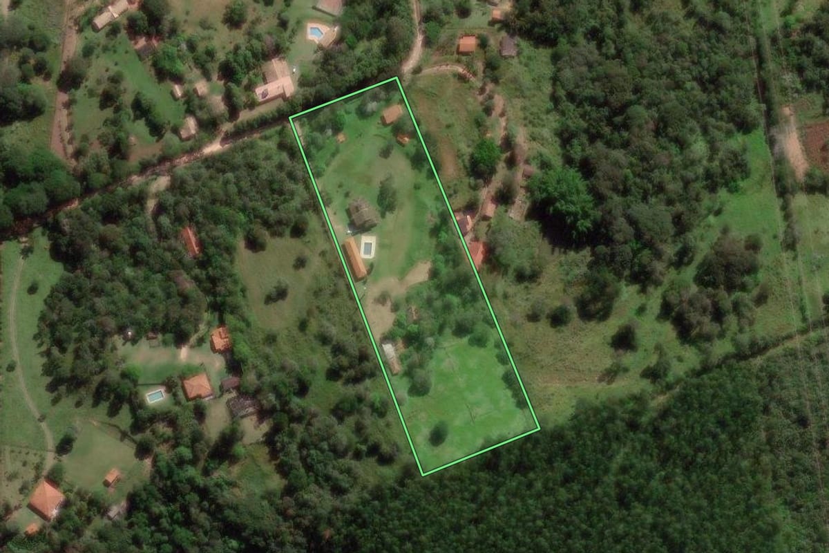 Imagem de satélite do imóvel rural em Campinas (SP), com o contorno declarado no CAR desenhado por cima.