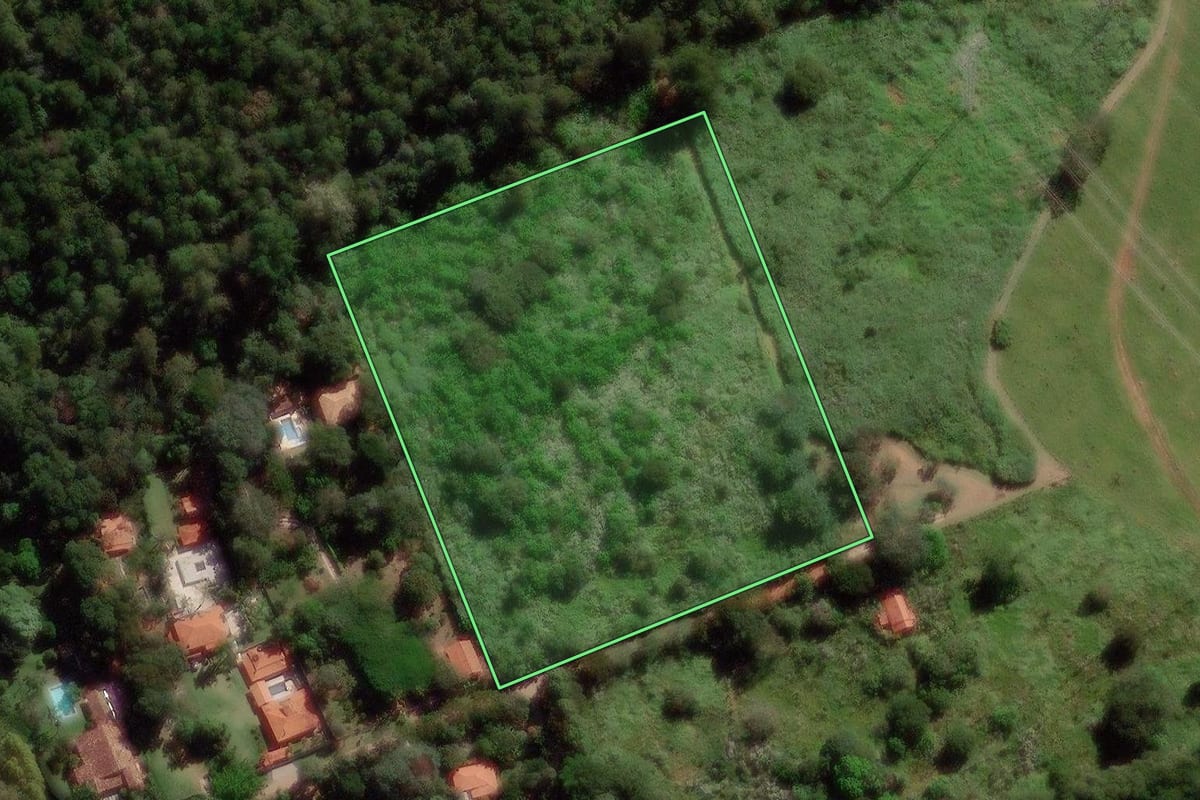 Imagem de satélite do imóvel rural em Campinas (SP), com o contorno declarado no CAR desenhado por cima.