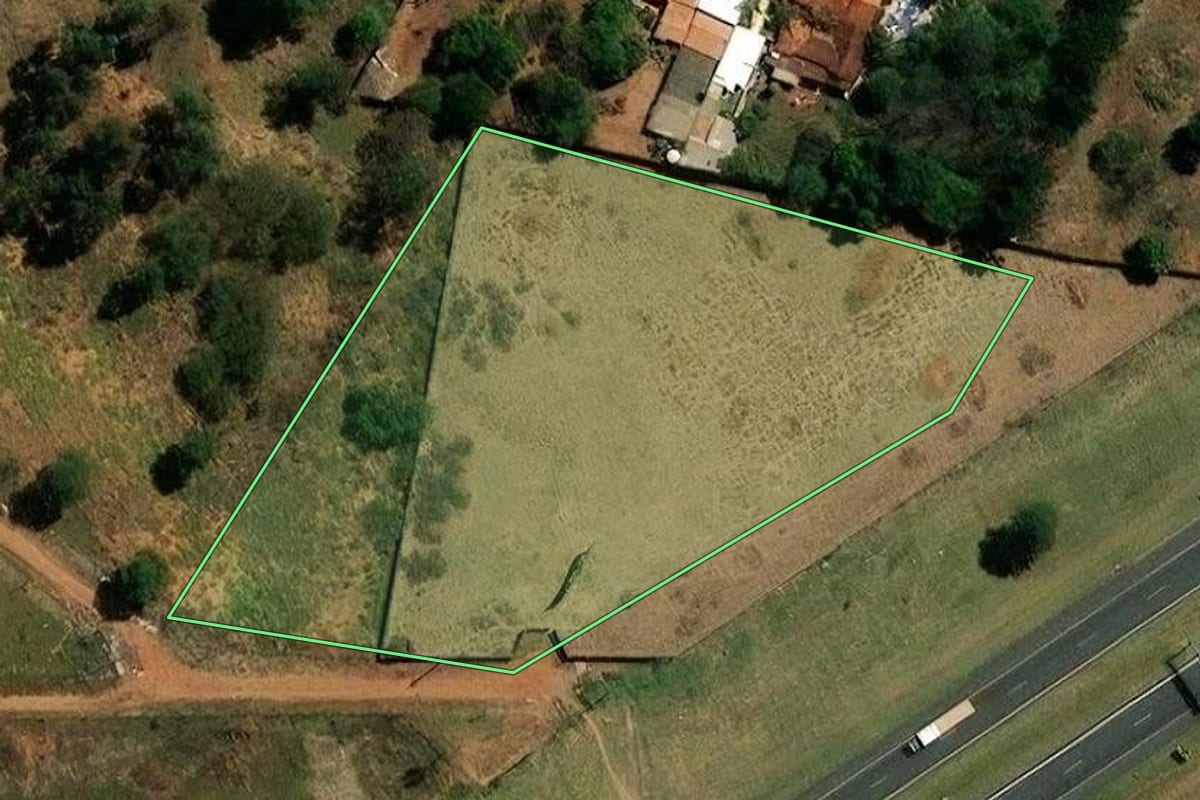 Imagem de satélite do imóvel rural em Campinas (SP), com o contorno declarado no CAR desenhado por cima.