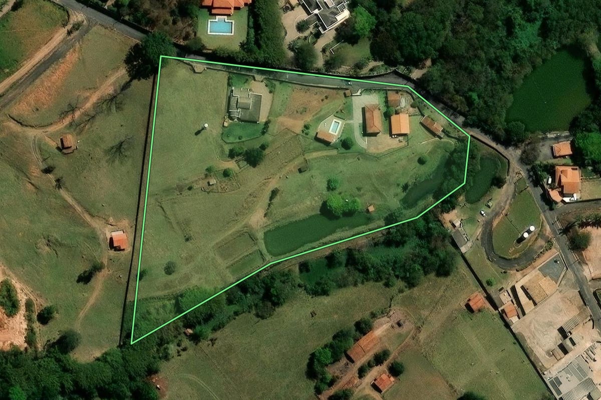 Imagem de satélite do imóvel rural em Campinas (SP), com o contorno declarado no CAR desenhado por cima.
