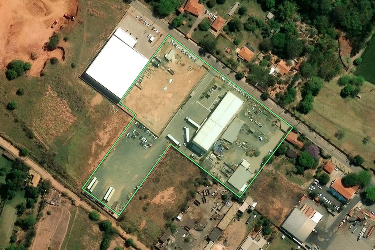 Imagem de satélite do imóvel rural em Campinas (SP), com o contorno declarado no CAR desenhado por cima.
