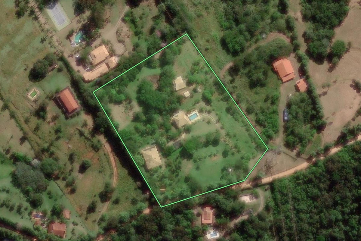 Imagem de satélite do imóvel rural em Campinas (SP), com o contorno declarado no CAR desenhado por cima.