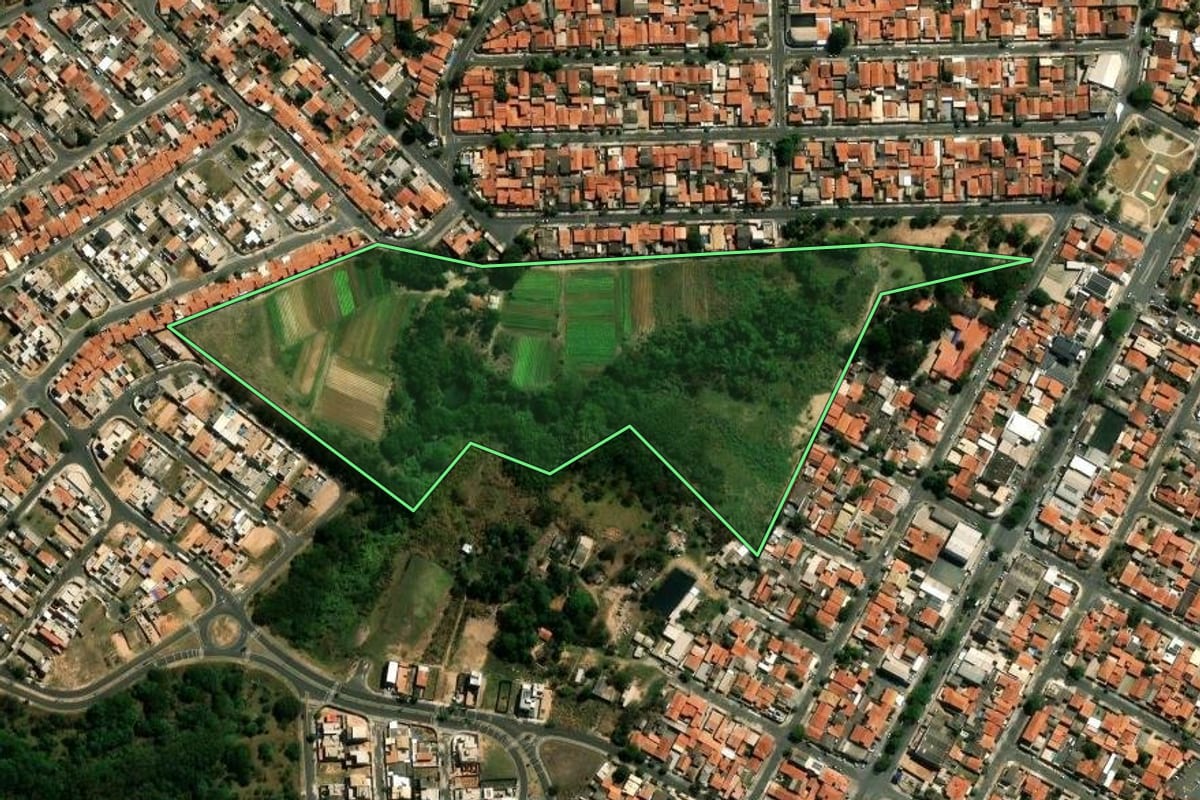 Imagem de satélite do imóvel rural em Campinas (SP), com o contorno declarado no CAR desenhado por cima.