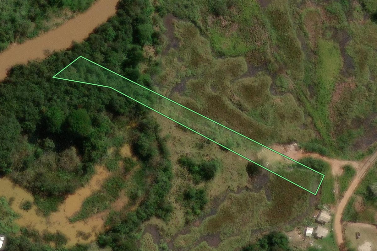 Imagem de satélite do imóvel rural em Campinas (SP), com o contorno declarado no CAR desenhado por cima.