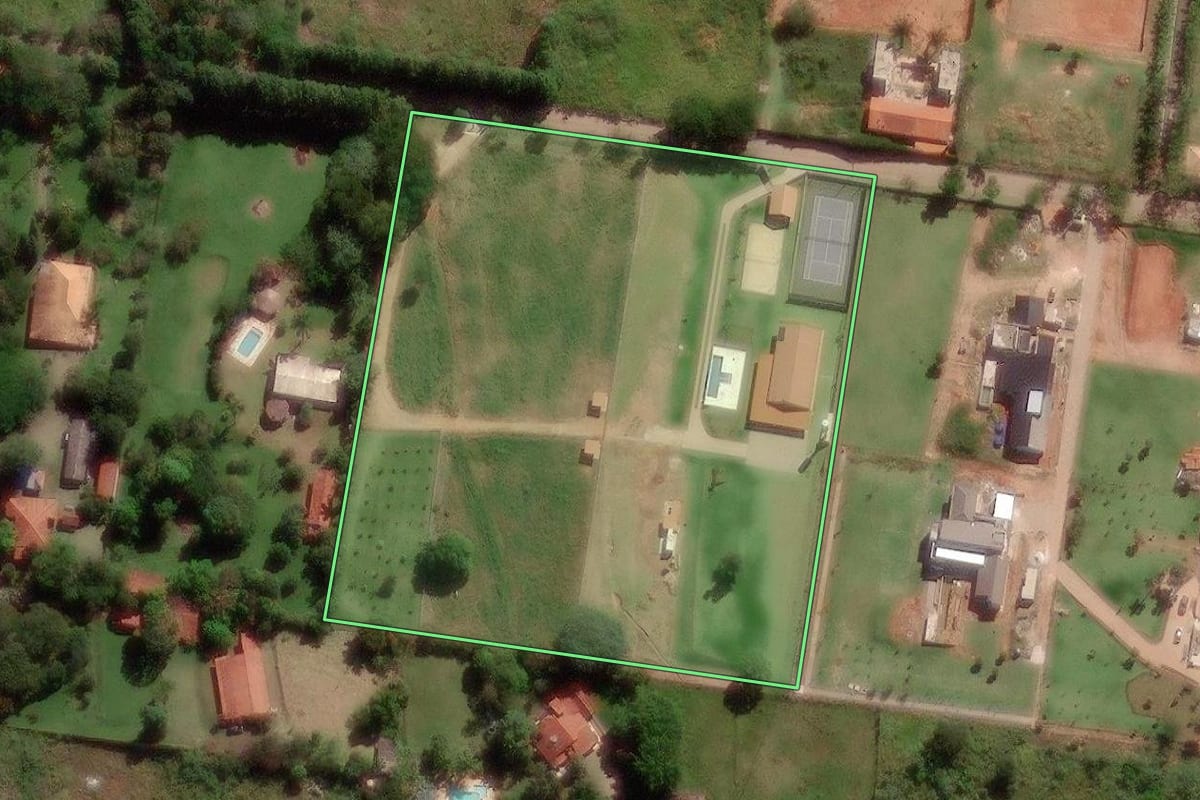 Imagem de satélite do imóvel rural em Campinas (SP), com o contorno declarado no CAR desenhado por cima.