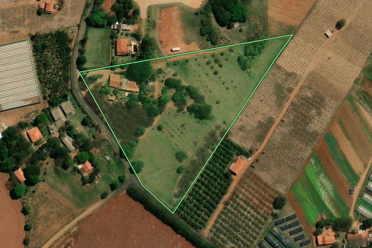 Imagem de satélite do imóvel rural em Campinas (SP), com o contorno declarado no CAR desenhado por cima.