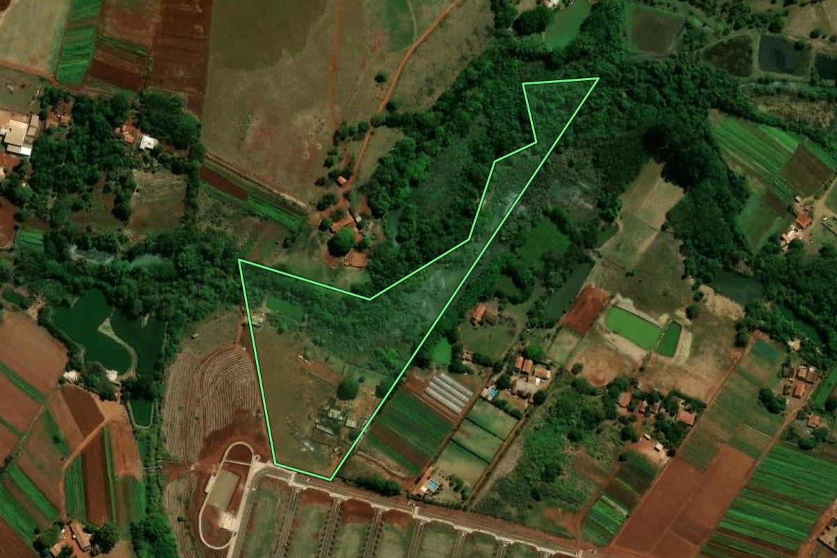 Imagem de satélite do imóvel rural em Campinas (SP), com o contorno declarado no CAR desenhado por cima.