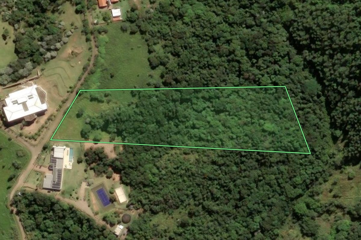 Imagem de satélite do imóvel rural em Campinas (SP), com o contorno declarado no CAR desenhado por cima.