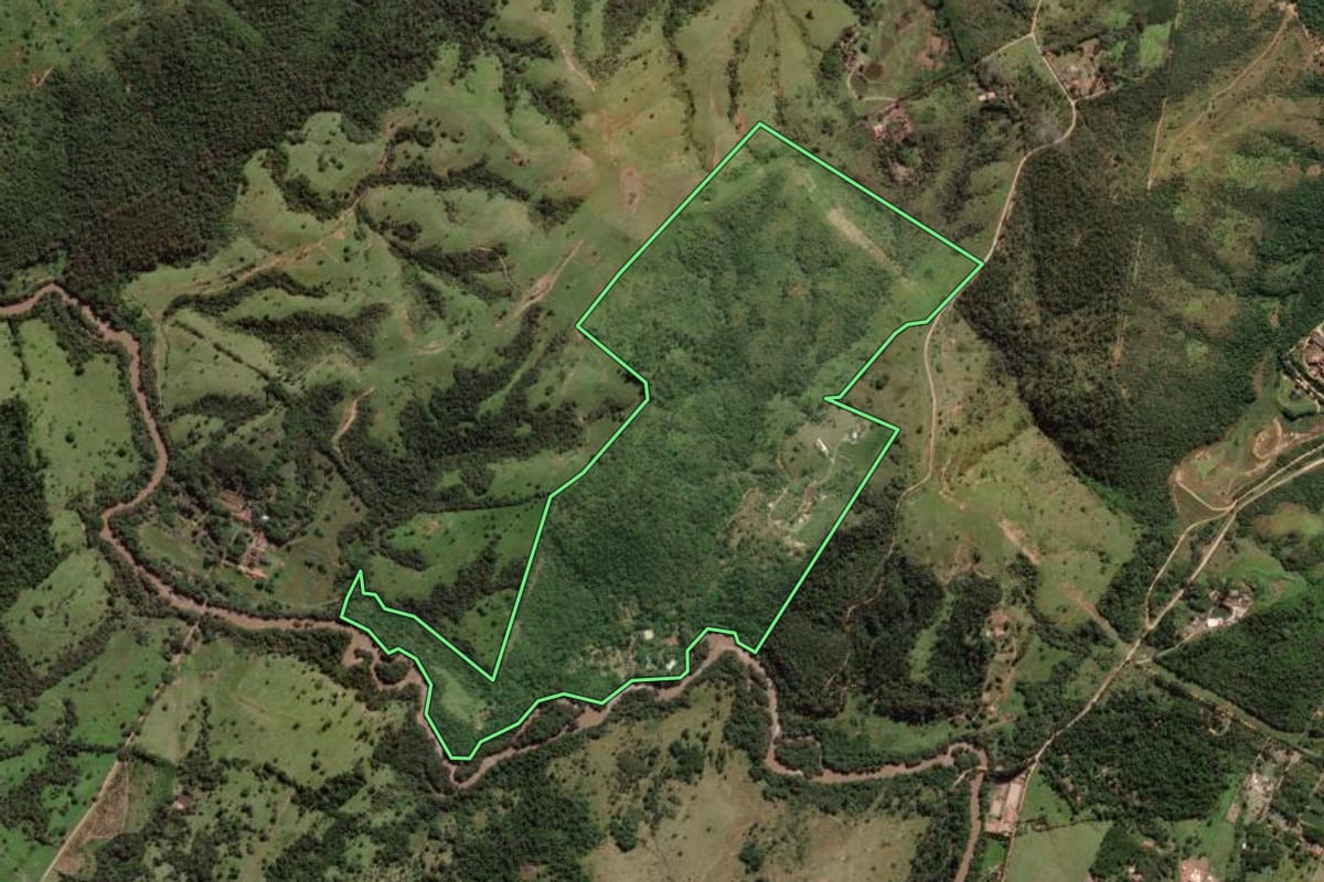 Imagem de satélite do imóvel rural em Campinas (SP), com o contorno declarado no CAR desenhado por cima.