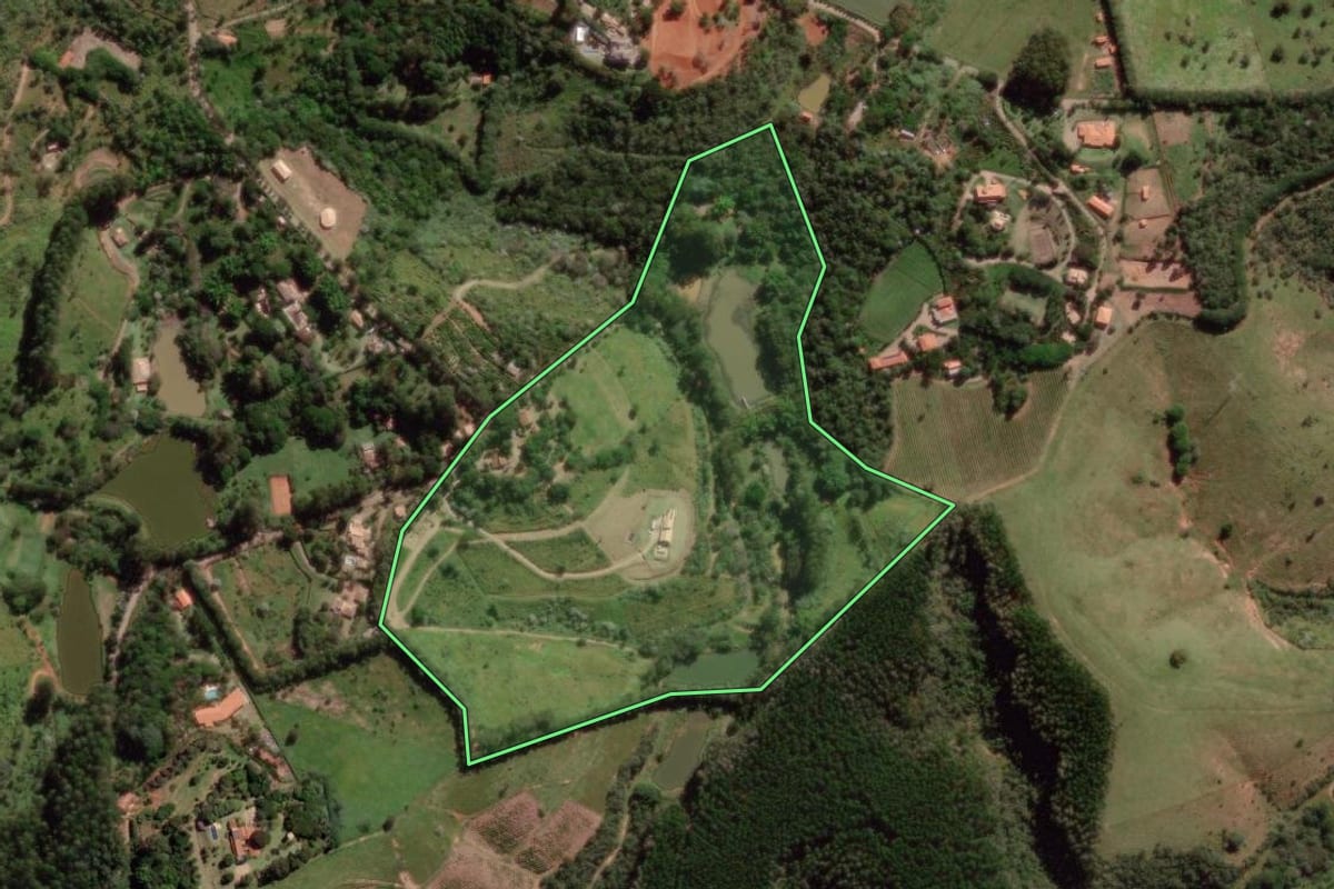 Imagem de satélite do imóvel rural em Campinas (SP), com o contorno declarado no CAR desenhado por cima.