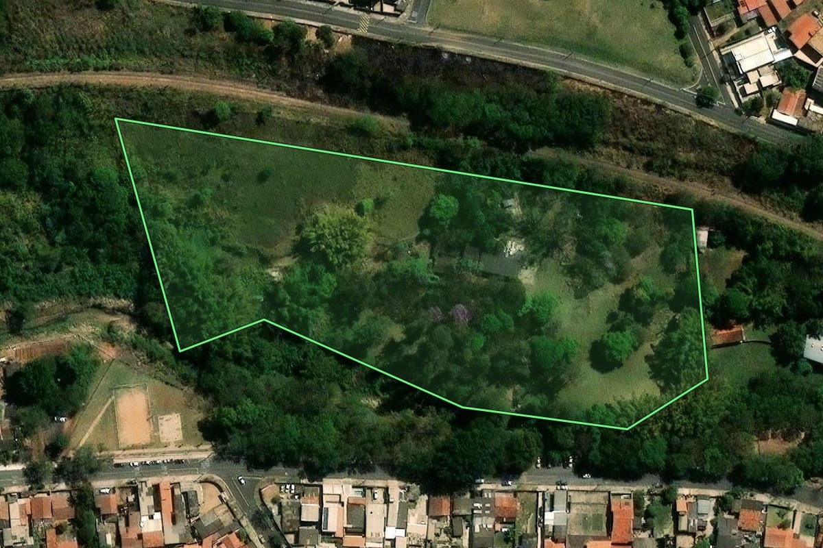 Imagem de satélite do imóvel rural em Campinas (SP), com o contorno declarado no CAR desenhado por cima.