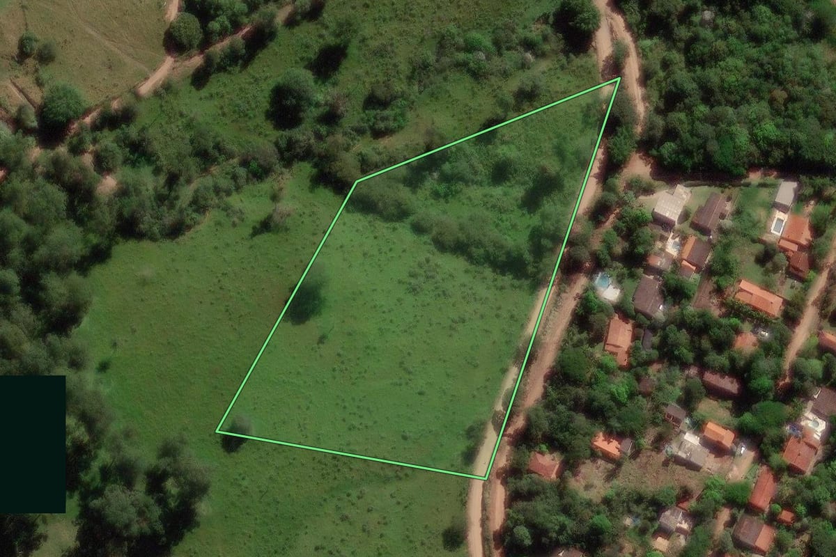Imagem de satélite do imóvel rural em Campinas (SP), com o contorno declarado no CAR desenhado por cima.