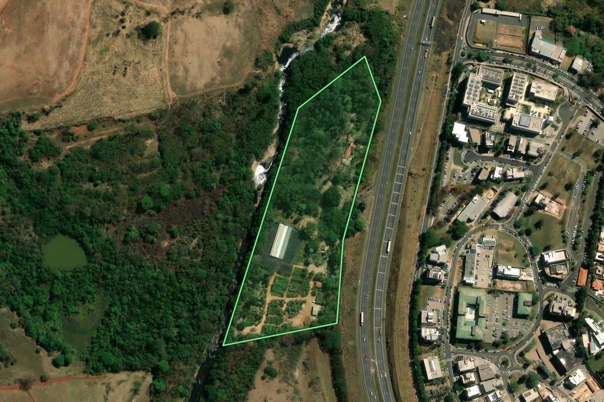 Imagem de satélite do imóvel rural em Campinas (SP), com o contorno declarado no CAR desenhado por cima.