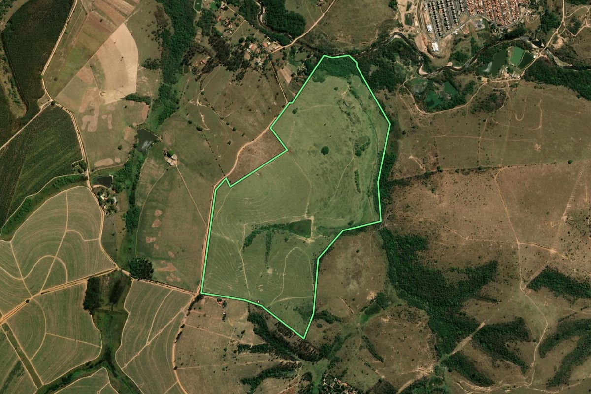 Imagem de satélite do imóvel rural em Campinas (SP), com o contorno declarado no CAR desenhado por cima.