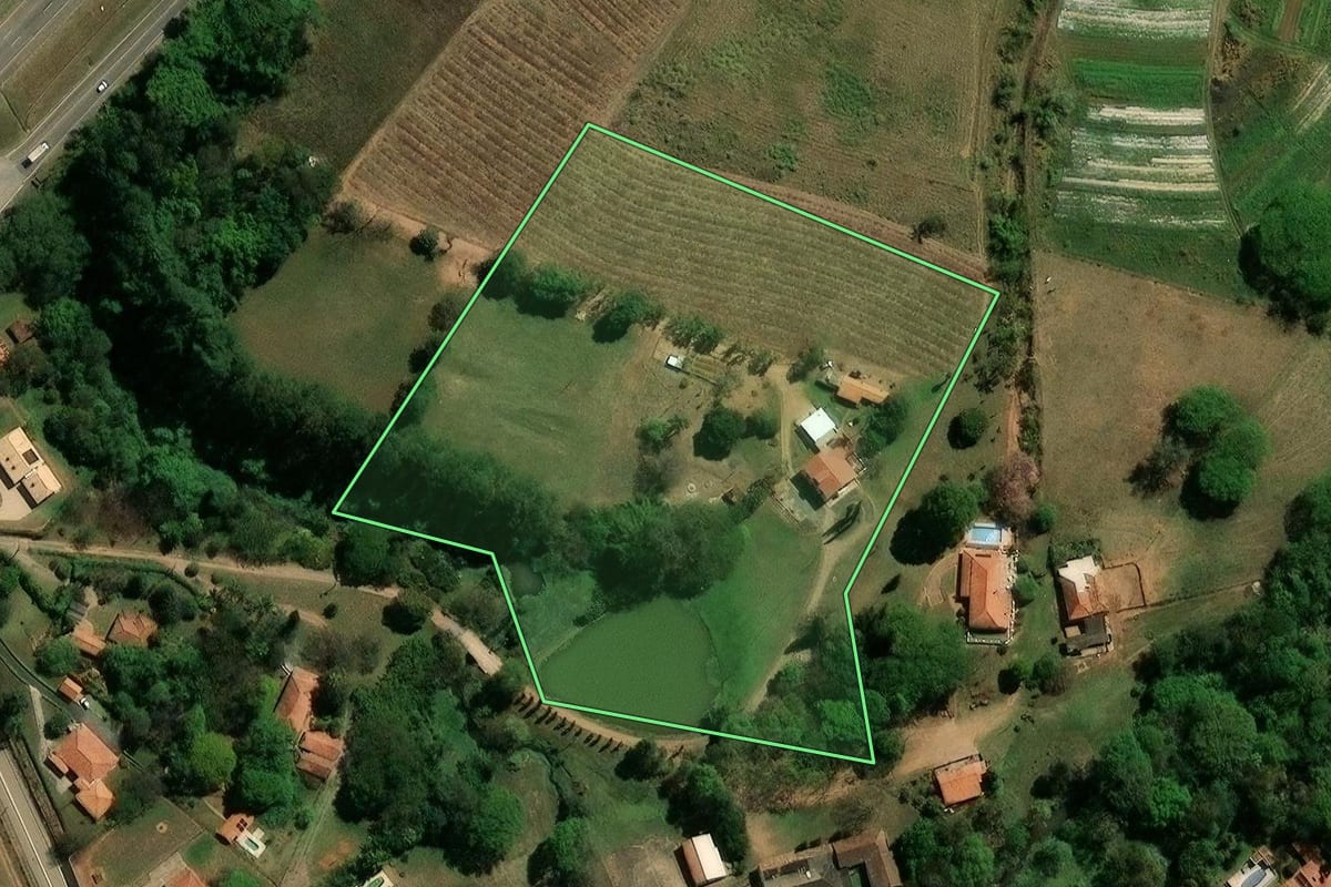 Imagem de satélite do imóvel rural em Campinas (SP), com o contorno declarado no CAR desenhado por cima.
