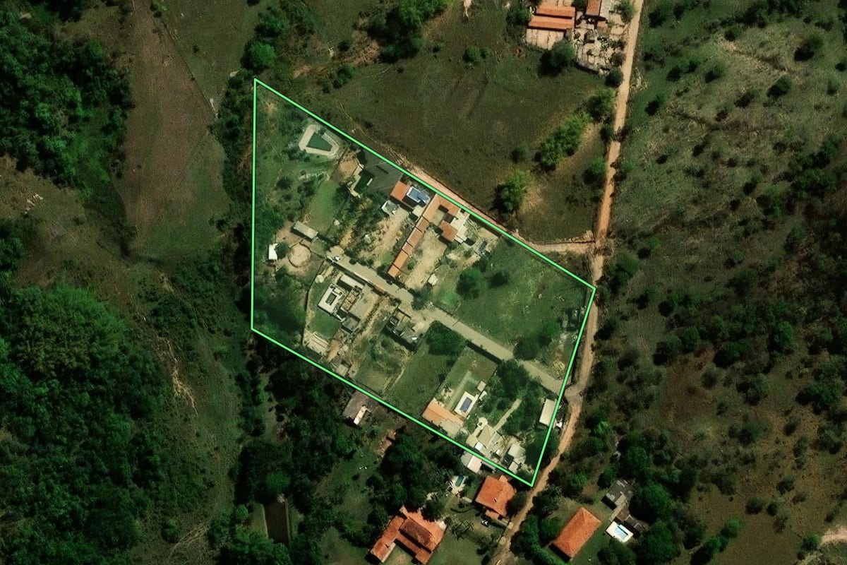 Imagem de satélite do imóvel rural em Campinas (SP), com o contorno declarado no CAR desenhado por cima.