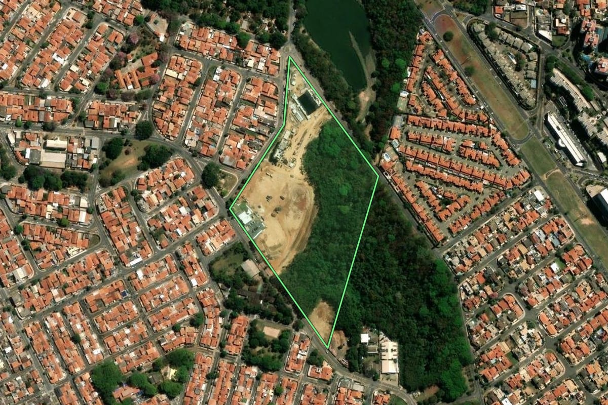 Imagem de satélite do imóvel rural em Campinas (SP), com o contorno declarado no CAR desenhado por cima.
