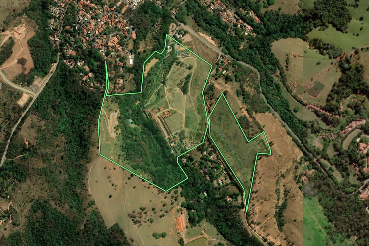 Imagem de satélite do imóvel rural em Campinas (SP), com o contorno declarado no CAR desenhado por cima.