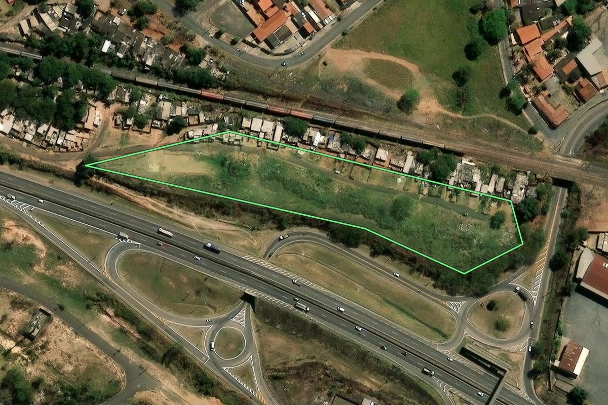 Imagem de satélite do imóvel rural em Campinas (SP), com o contorno declarado no CAR desenhado por cima.