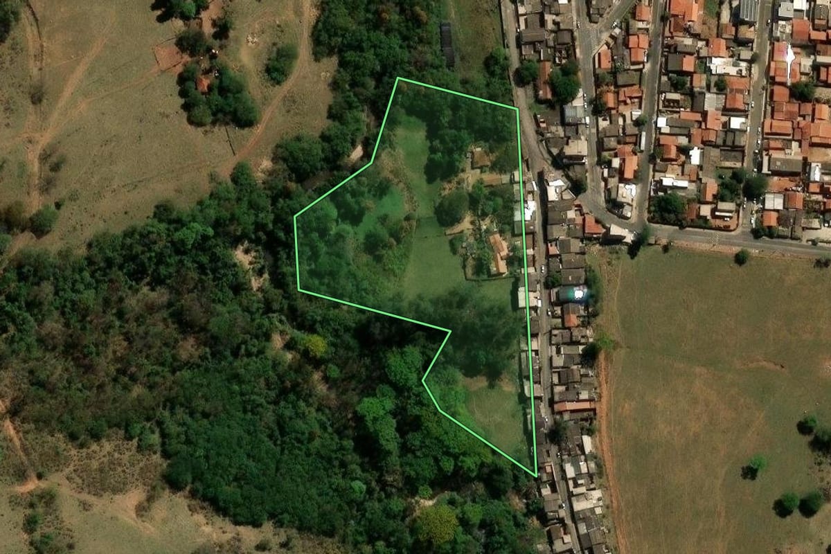 Imagem de satélite do imóvel rural em Campinas (SP), com o contorno declarado no CAR desenhado por cima.